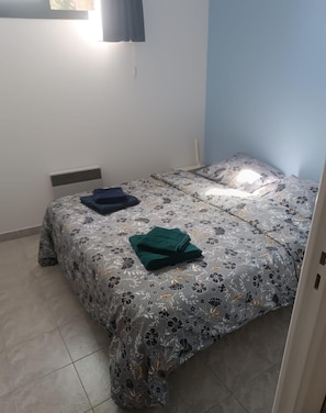 2 chambres, fer et planche à repasser, Wi-Fi, draps fournis