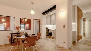 A modern dining area with a round table, wicker chairs, and a pendant light. - ✨ L'Instant Nîmois - Natural elegance in the heart of Nîmes ✨ (Nîmes)