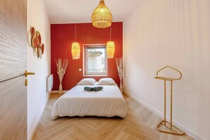 2 bedrooms, iron/ironing board, WiFi, bed sheets