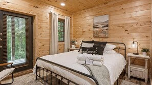 3 bedrooms, iron/ironing board, travel crib, free WiFi - Trails End- Sauna, Hot Tub, Fire pit, Arcade, King Beds, Luxury stay, less than 8 miles to all attractions/hikes (Logan)