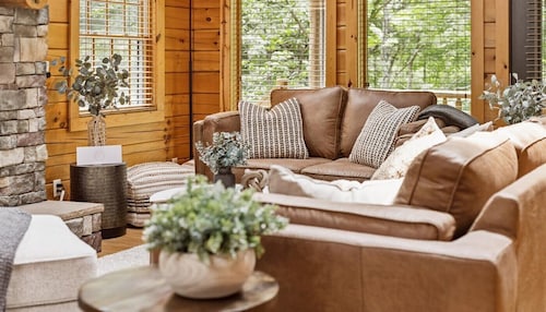 Trails End Cabin- Sauna, Arcade, Hot Tub, Firepit, less than 8 mile to all attractions/hikes