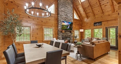 Trails End Cabin- Sauna, Arcade, Hot Tub, Firepit, less than 8 mile to all attractions/hikes