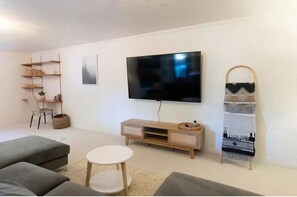 Smart TV - Cozy PNW Modern Hideaway – Great Location, Sleeps 4, Spacious Comfort (Monmouth)