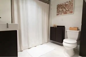 Shower, hair dryer, towels, soap - Cozy PNW Modern Hideaway – Great Location, Sleeps 4, Spacious Comfort (Monmouth)