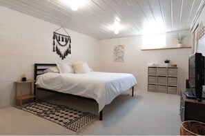 1 bedroom, WiFi, bed sheets - Cozy PNW Modern Hideaway – Great Location, Sleeps 4, Spacious Comfort (Monmouth)