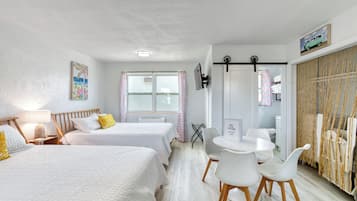 Quarto casal econômico | Espaço de trabalho para notebook, Wi-Fi de cortesia, roupa de cama