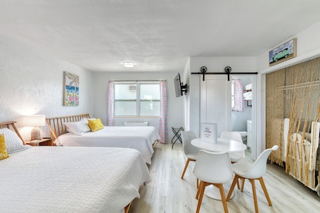 Espacio para trabajar con laptop, wifi gratis y ropa de cama