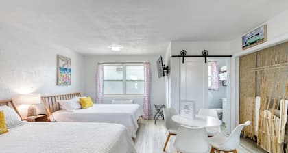 Pineapple Shores Retro Inn