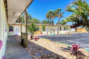 Exterior - Pineapple Shores Retro Inn (Daytona Beach Shores)