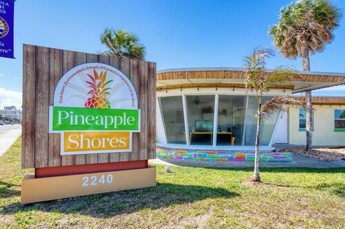 Pineapple Shores Retro Inn