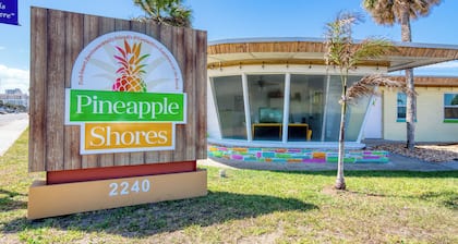 Pineapple Shores Retro Inn