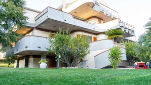 Un edificio moderno con varios balcones y techo plano.