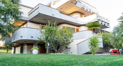 10 minutes from the sea. Villa with swimming pool, hot tub and relaxation room.