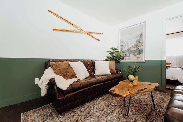 TV - Packwood's Rainier Summit Suite (Randle)