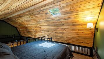 1 bedroom, desk, free WiFi, bed sheets