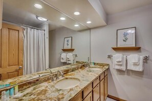 Haartrockner, Handtücher, Shampoo, Toilettenpapier