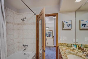Séchoir à cheveux, serviettes fournies, shampooing, papier de toilette