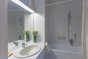 Een douche, een haardroger, een bidet, handdoeken