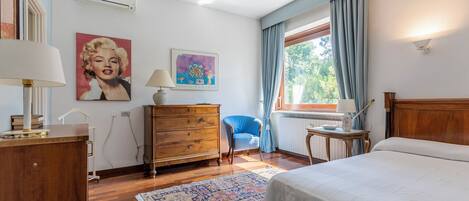 6 bedrooms, WiFi, bed sheets