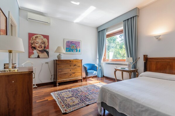 6 bedrooms, WiFi, bed sheets