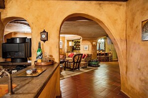 Interior - Villa La Fortezza - Six Bedroom Villa, Sleeps 12 (Dormelletto)