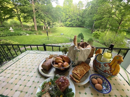 Outdoor dining. Private bedroom in the Green River Bridge Inn. A full breakfast is included.