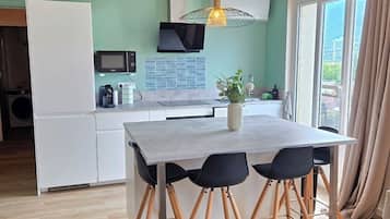Een koelkast, een microgolfoven, een oven, een kookplaat