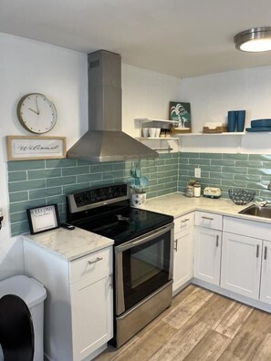 Standard House, 2 Bedrooms, Kitchen, Ground Floor | Private kitchen | Electric kettle - Casa Di Nonna (Wasaga Beach)