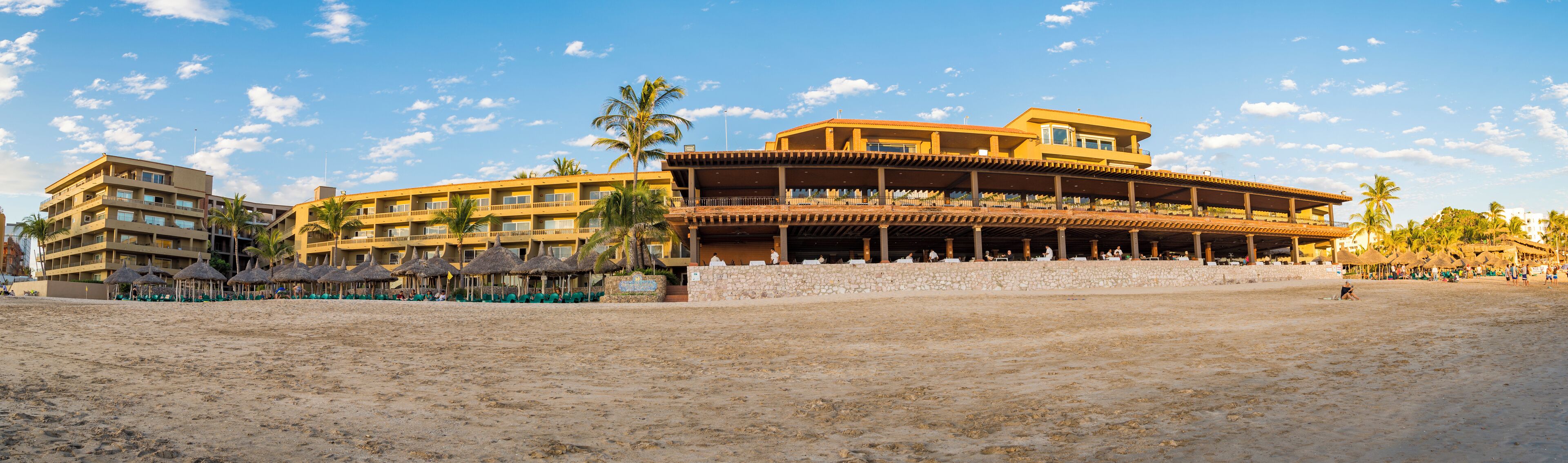 En la playa, camastros y toallas de playa 