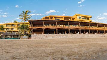 På stranden, solsenger og strandhåndklær