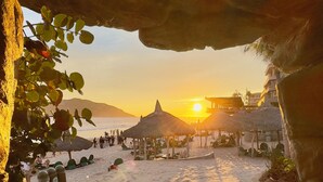 På stranden, solsenger, parasoller og strandhåndklær