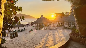 Di pantai, kursi berjemur, dan handuk pantai