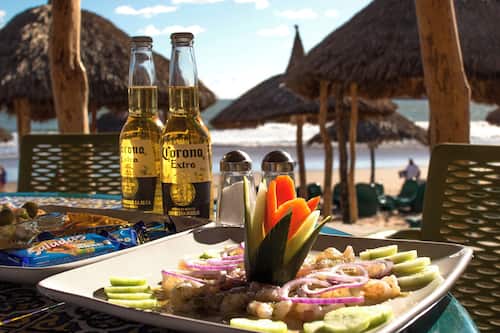 En la playa, camastros, sombrillas y toallas de playa
