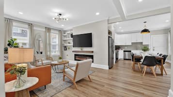 Smart TV, fireplace