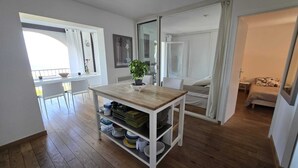 Eine moderne Wohnung mit Essbereich, Wohnzimmer und Schlafzimmer.