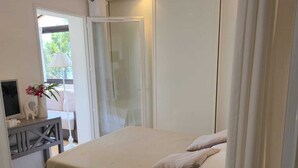 Ein Schlafzimmer mit einem Bett, einem Schreibtisch und einem Fenster.