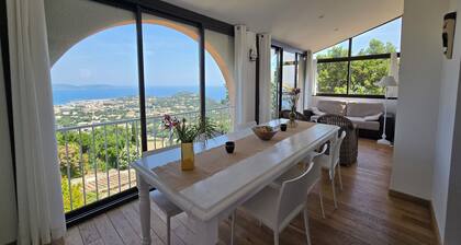 Air-conditioned house with spectacular sea view, 2 bedrooms, garden, swimming pool.