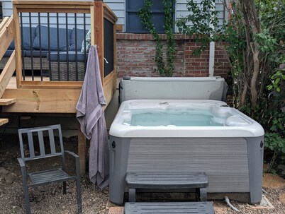 3-bedroom house in tranquil Lakewood with WiFi, AC, and salt water hot tub.
