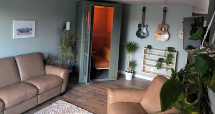 3-bedroom house in tranquil Lakewood with WiFi, AC, and salt water hot tub.