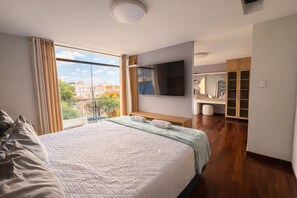 4 bedrooms, desk, iron/ironing board, free WiFi