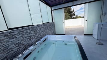 Tina de hidromasaje al aire libre