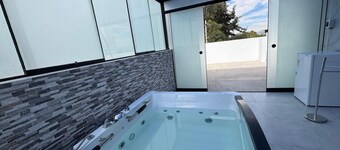 Fast Wifi, Jacuzzi, washer & dryer, bbq, 4br, High Security, stylishly designed