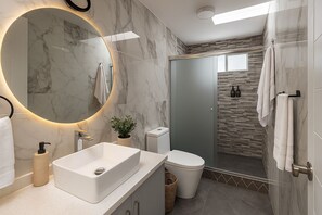 Douche, baignoire à remous, séchoir à cheveux, serviettes fournies