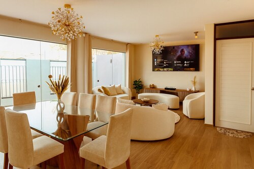 Fast Wifi, Jacuzzi, washer & dryer, bbq, 4br, High Security, stylishly designed