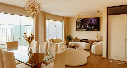 Fast Wifi, Jacuzzi, washer & dryer, bbq, 4br, High Security, stylishly designed