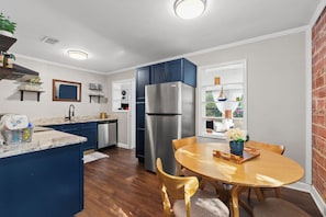 Fridge, microwave, oven, stovetop - Beautiful Florida Cottage! St Andrews Gem-Pet Friendly, 1.5 blocks to the beach! (Panama City)