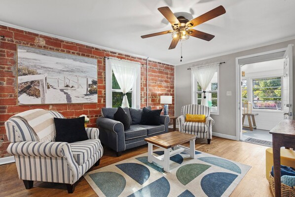 TV connectée, cheminée, baby-foot, livres