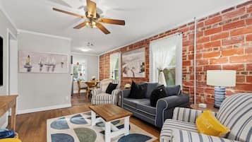 TV connectée, cheminée, baby-foot, livres