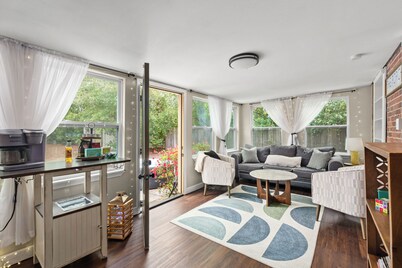 Beautiful Florida Cottage! St Andrews Gem-Pet Friendly, 1.5 blocks to the beach!