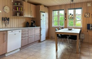 Fridge, microwave, stovetop, dishwasher - 2 bedroom cozy home in Farsø (Farsø)